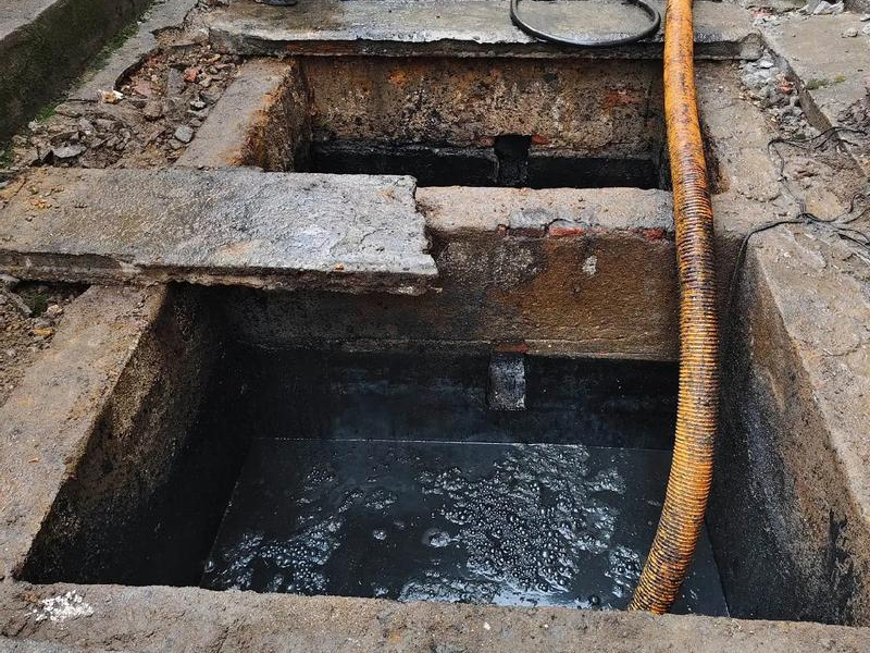 赛虹桥清理化粪池